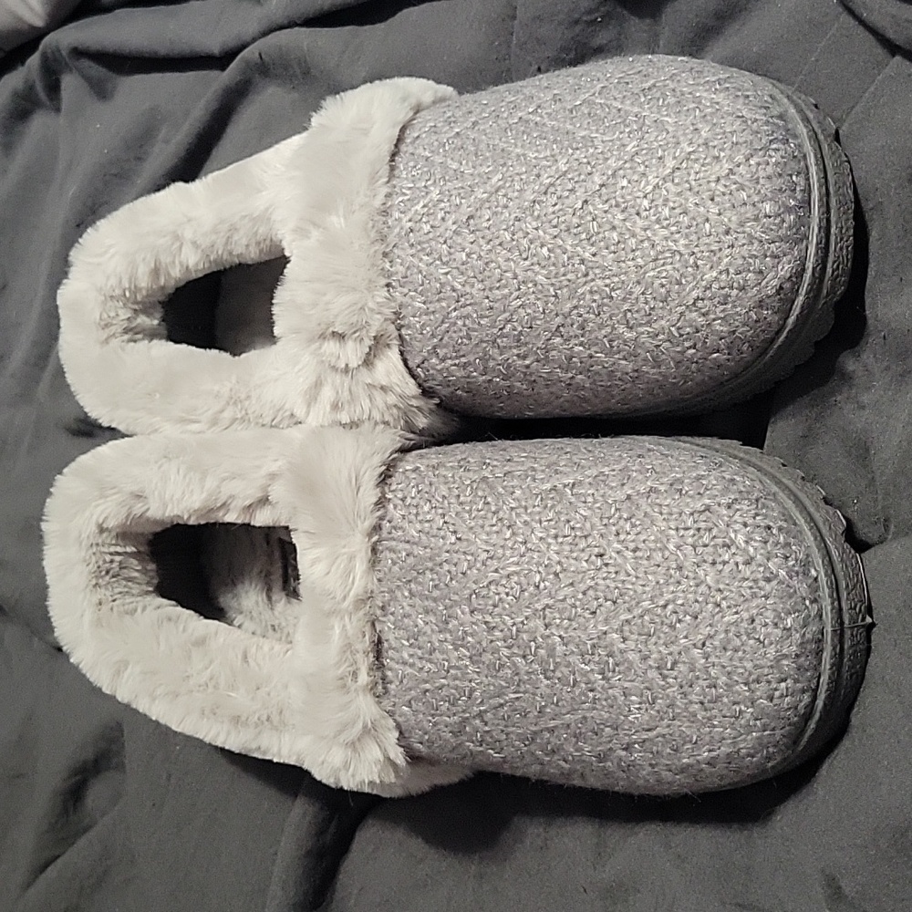 Skechers Gray women's slippers, size 7.5 Wide